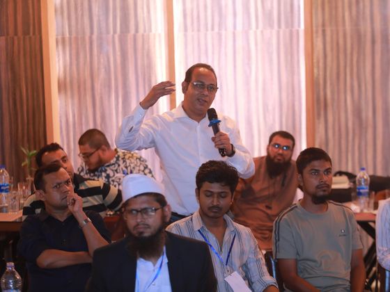 একজন অংশগ্রহণকারী প্রশ্ন করছেন